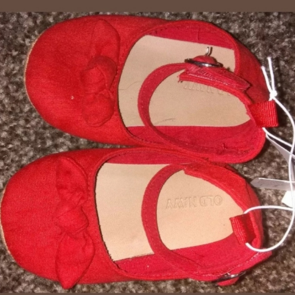 New old Navy red crib shoe 18 24 months